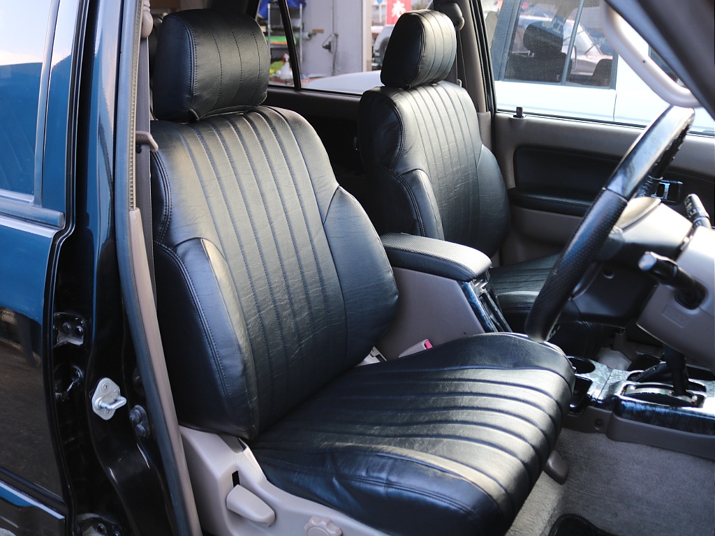 シートカバーはブラックレザー調のシートカバーを装着！