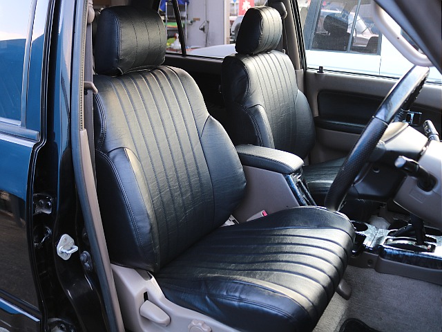 シートカバーはブラックレザー調のシートカバーを装着！