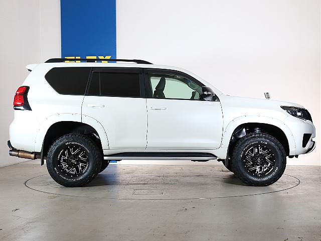 オーバーフェンダーも取り付けており、ノーマルとは違った印象ですね！