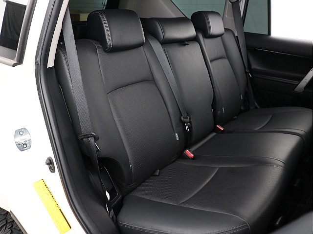 2列目も広々ゆったり座れる！つまり快適！ひどいキズ・汚れも見当たりません！