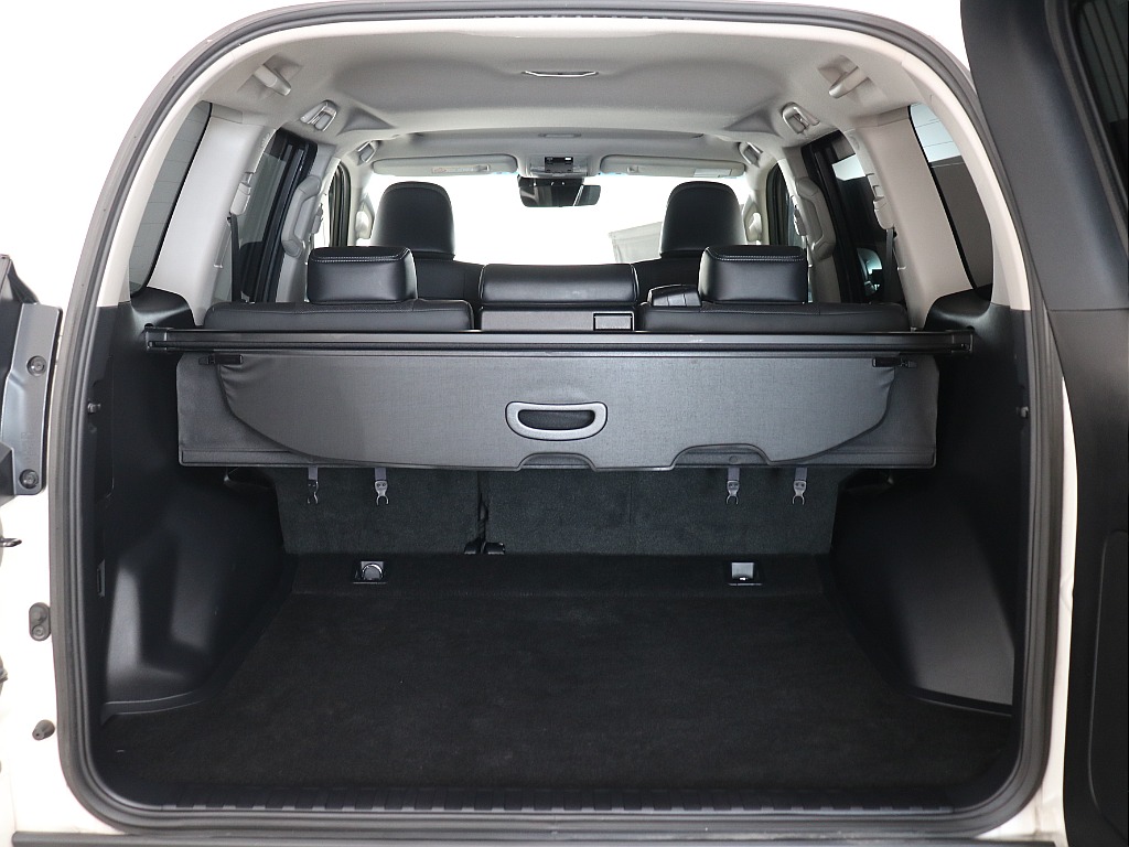 5人乗りならではのトノカバー付きで荷物の日焼け防止や目隠しにも使えます！