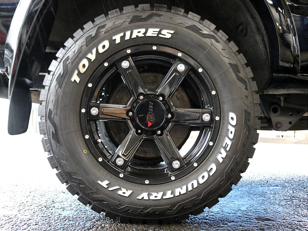 タイヤ＆ホイールはMKW17インチAWにTOYOオープンカントリー265ATタイヤを装着！