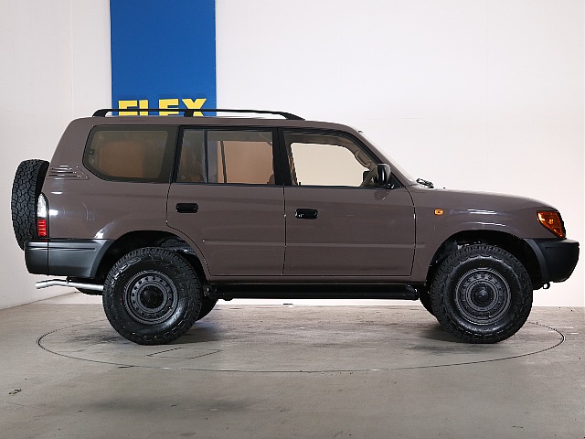 サイドステップ付きのお車ですので、乗り降り安心です！