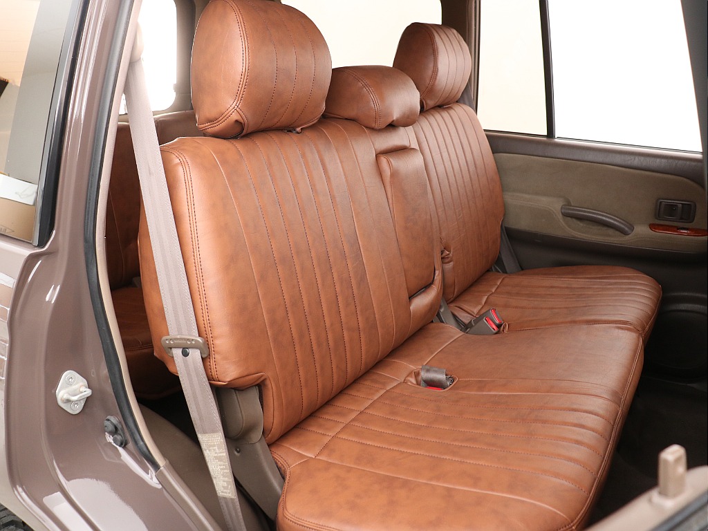 2列目ですが、コンパクトに見えがちな95プラドですが、そんなことはなくかなり余裕のあるお車です！