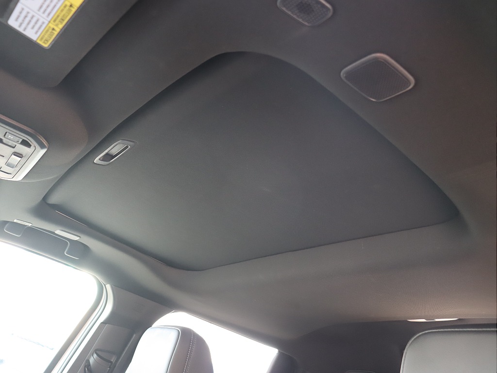 オプションのムーンルーフも付いています！国内のピックアップではないオプションですね☆