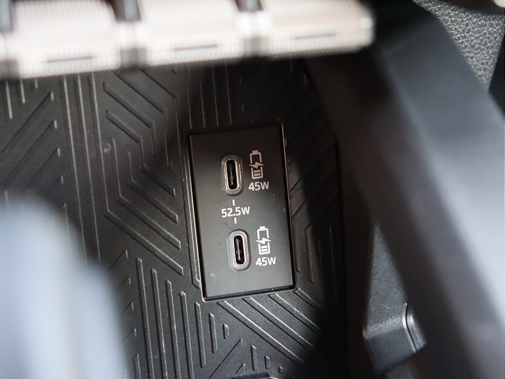 前席もタイプCポート付き！