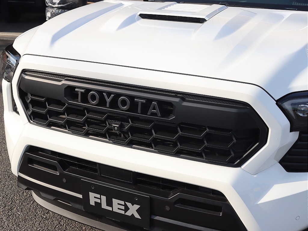 モデルチェンジで大型横文字グリルになり、さらにインパクトがあります♪