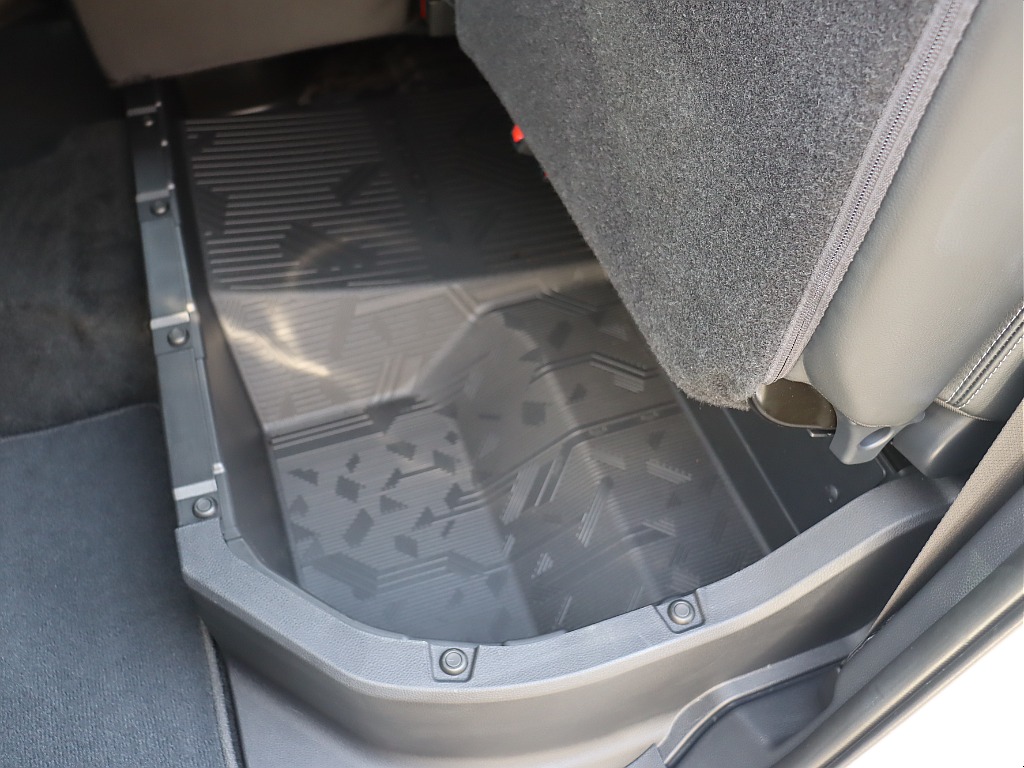 セカンドシートはチップアップ式！