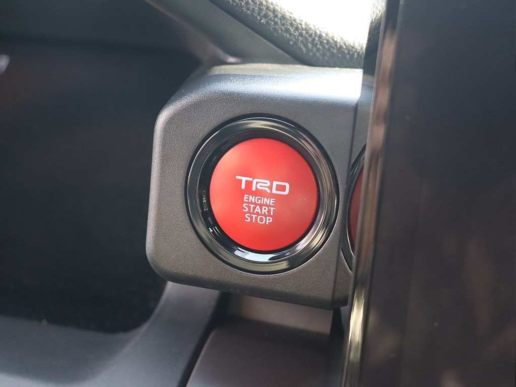 TRDロゴ入りのプッシュスタート！