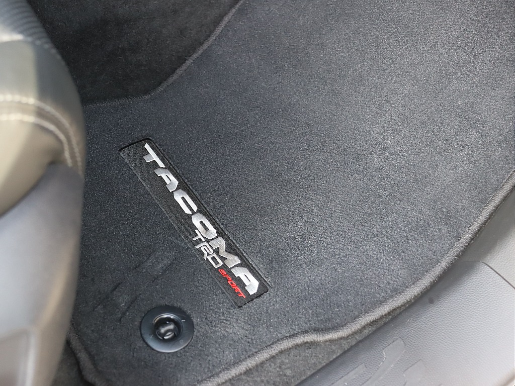 専用ロゴ入りフロアマット装備！