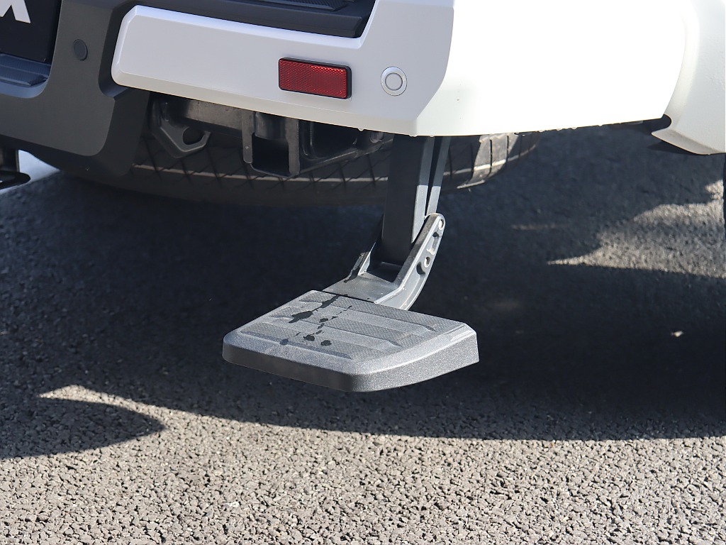 リアゲートステップも付いているので荷室への乗り降り楽チン♪