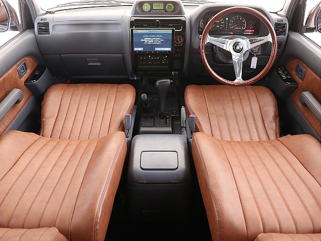 グレー内装にブラウンのシートカバーなどこだわったインテリア！