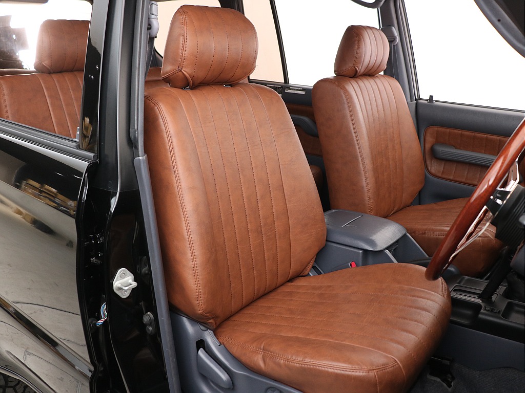 新品のブラウンクラシックシートカバーを装着済です！