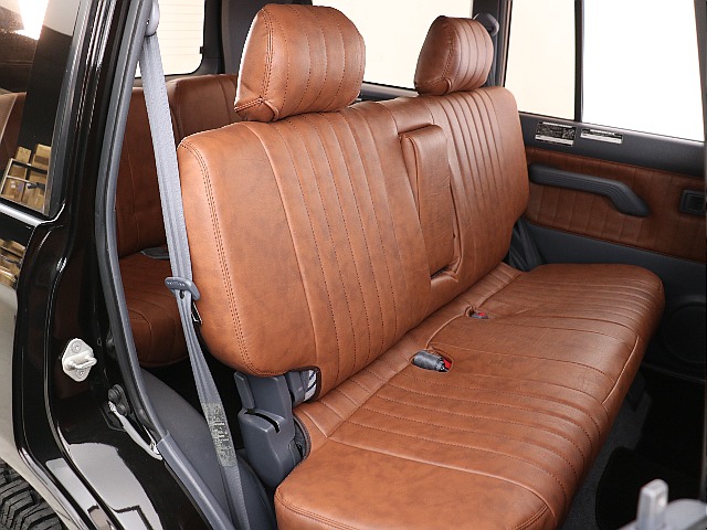 前期モデル特徴の2列目ベンチシートも同様のシートカバー付き！