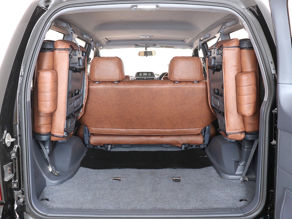 3列目使わないときは跳ね上げてしまえばラゲッジも問題なく広々使えます！