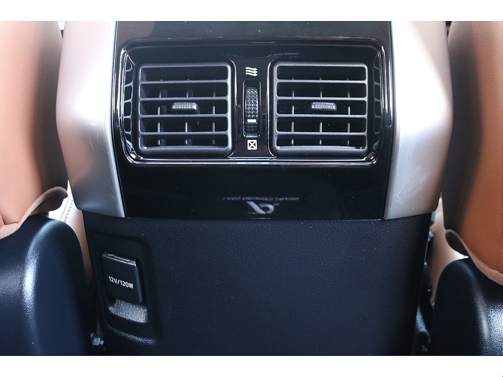 ２列目足元にもACソケット装備！