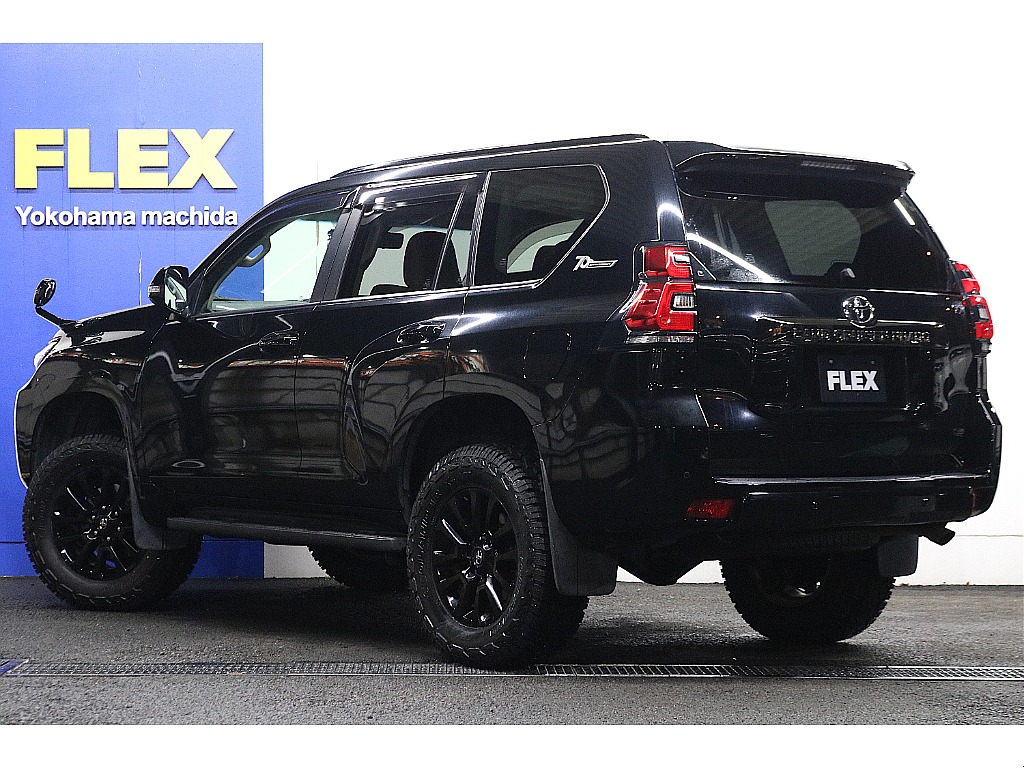 ブラックのボディに限定エンブレム・ガーニッシュが輝いています！