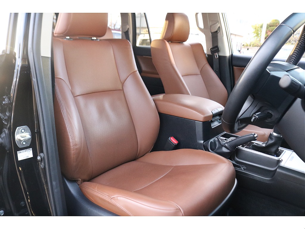 運転席！座面にへたりなど見受けられず、綺麗な状態です！