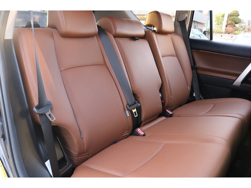 セカンドシートは成人男性2名が乗車しても余裕があります！