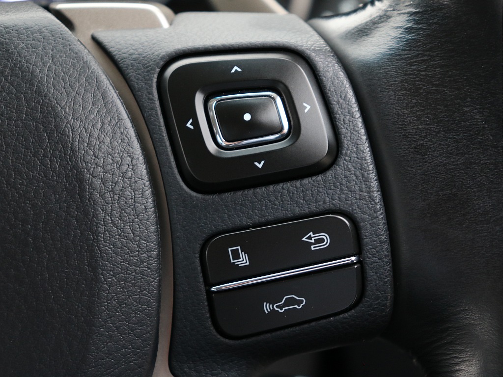 ステアリングスイッチ右！