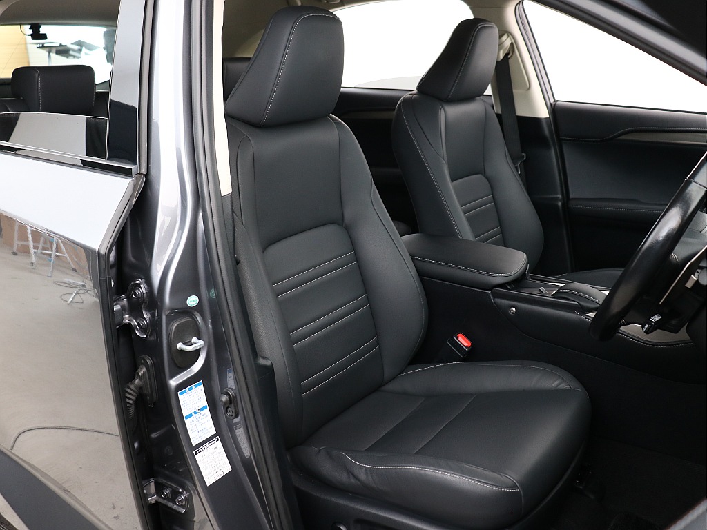 運転席は標準でパワーシートです！合成皮革のシートです！