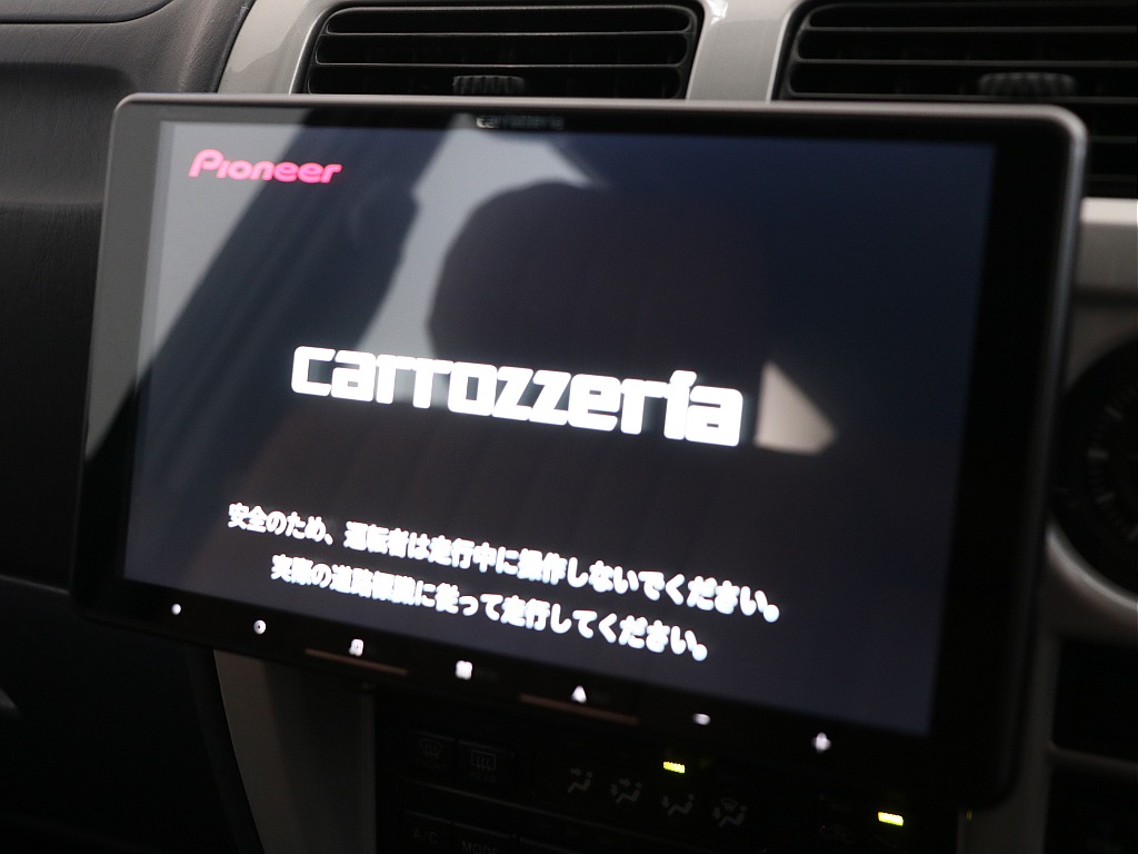 新品カロッツェリア製9インチフローティングナビ装備！
