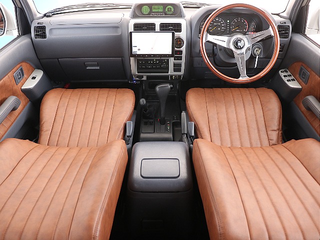 完成された車内！パネル類はボディ同色、内張はブラウンレザーに張り替えております！