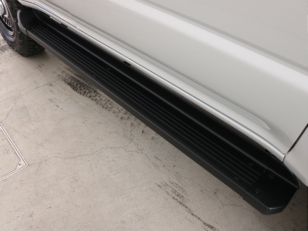 サイドステップ付きで乗り降り楽々！