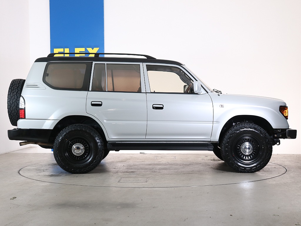 このお車はルーフ部分は艶アリブラックで仕上げた2トーンカラーのお車です！！