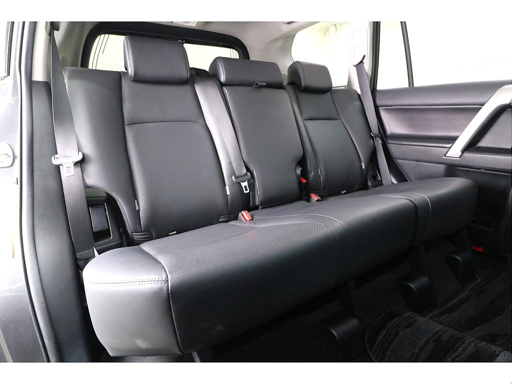 後部座席は大人の方でもゆったりとお座りいただけます♪