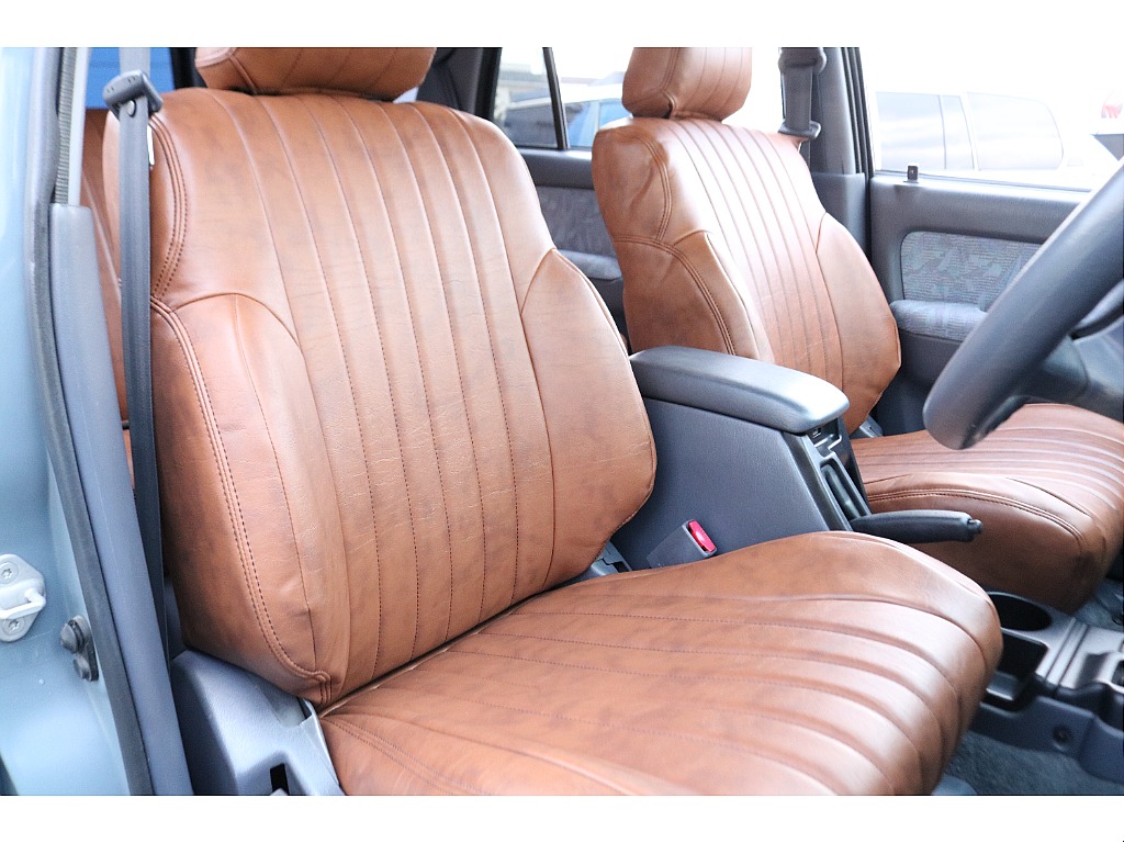 運転席は広々としており、快適なドライブをお過ごしいただけます！