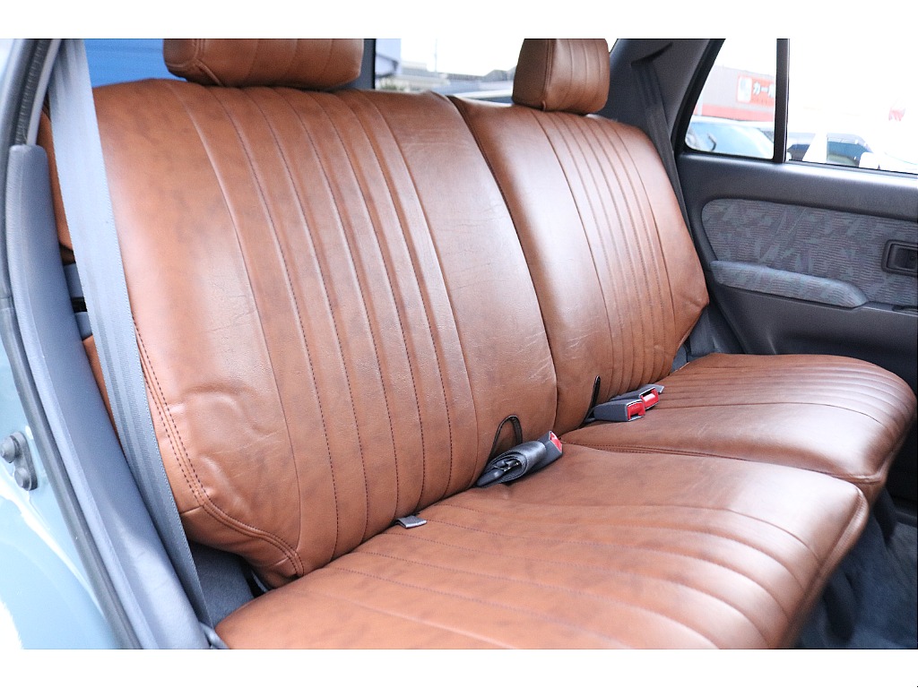 セカンドシートは成人男性二名が楽に乗車可能！