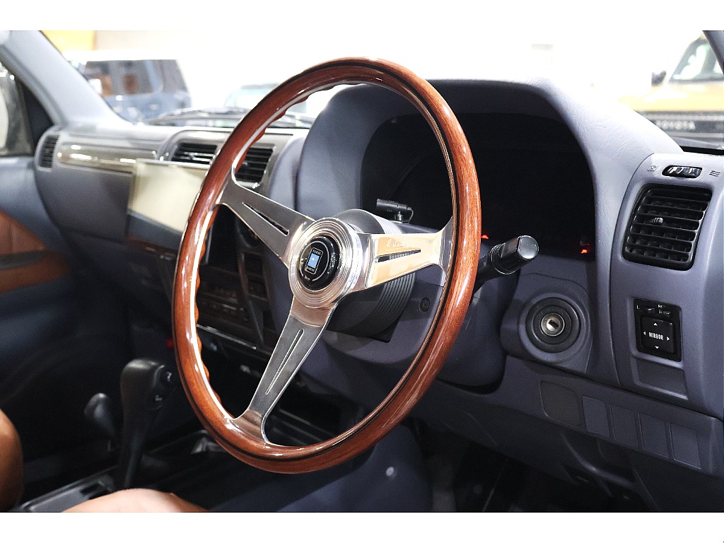 運転席乗り込み時はオシャレなステアリングがお出迎え！