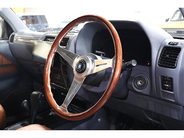 運転席乗り込み時はオシャレなステアリングがお出迎え！