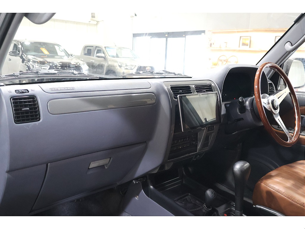 インテリアの細部にもボディ同色ペイントを施しております。