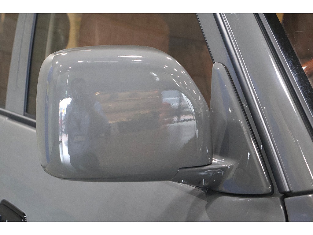 ドアミラーはボディ同色！