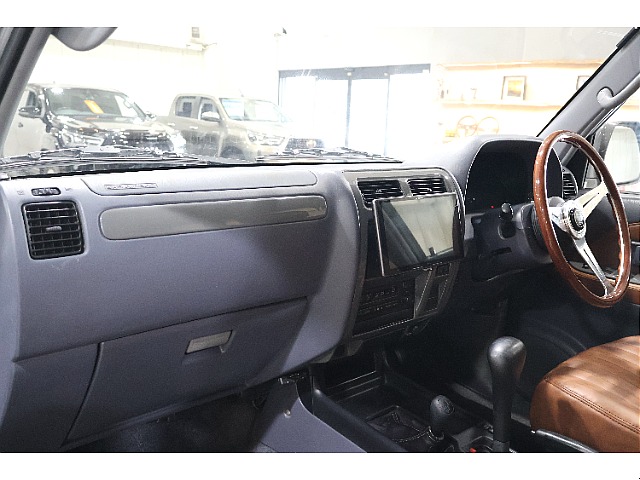 インテリアの細部にもボディ同色ペイントを施しております。