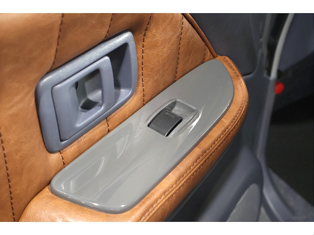 パネルはボディ同色塗装