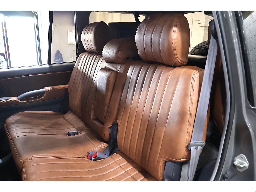セカンドシートにもキャメルのシートカバーが付いております！