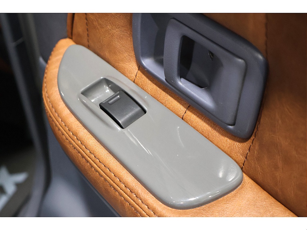 パネルはボディ同色塗装！