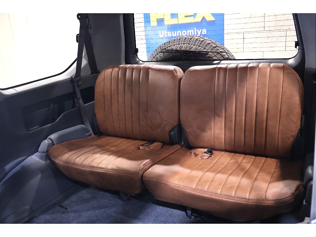サードシートは跳ね上げ式なので必要に応じて出せます！