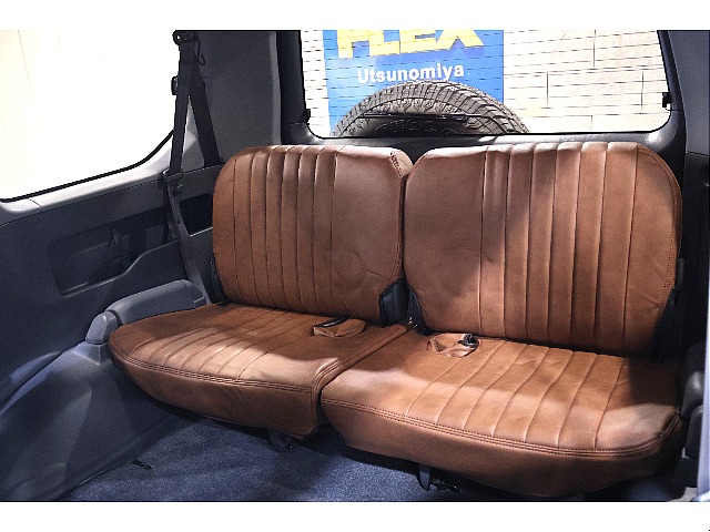 サードシートは跳ね上げ式なので必要に応じて出せます！