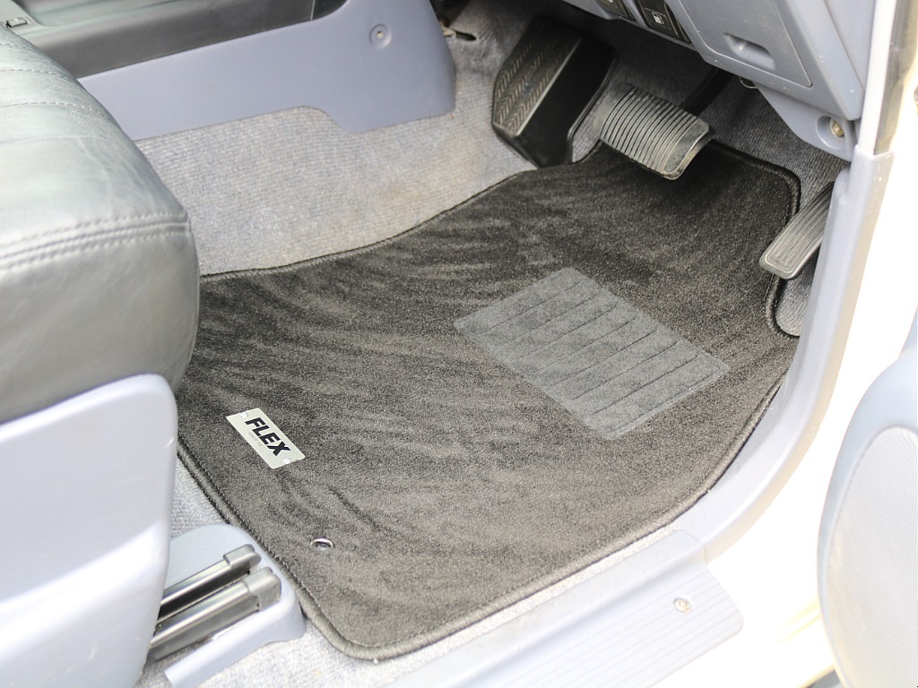 実際にご来店が難しい、遠方にお住まいのお客様もご安心ください！お電話やメールにてお車のご説明、ご覧になりたい箇所の追加画像、お見積書の郵送、と当店スタッフが丁寧に対応させていただきます♪