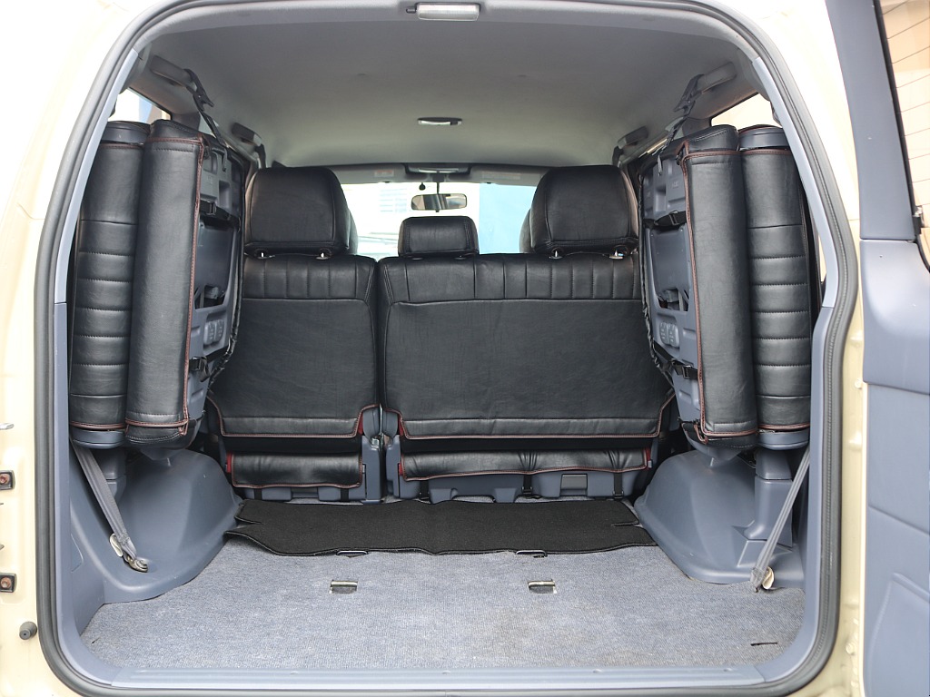 ラゲージルームは広々しています！ご家族でキャンプ、友人とスノーボードやゴルフ、一人旅で車中泊、と考えるだけでワクワクしますね♪良い思い出をたくさん作りましょう！