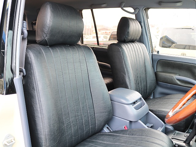 シートカバーはクラシック調ブラックシートカバーを取付しています！