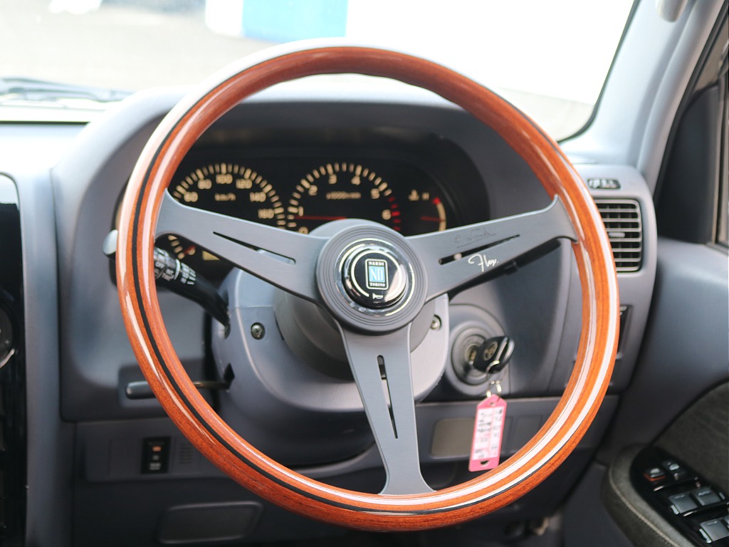 ステアリングはブラックスポークのナルディウッドステアリング！