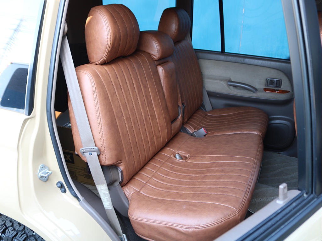 室内は専門のルームクリーニング施工済みです！小さなお子様連れのご家族様も安心してお乗りいただけます！外せる部品は外し、特殊洗剤＆専門用品で可能な限り汚れや使用感は除去します♪