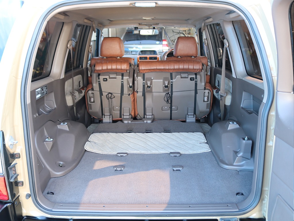 セカンドシートを跳ね上げるとこのように更に広くなります！