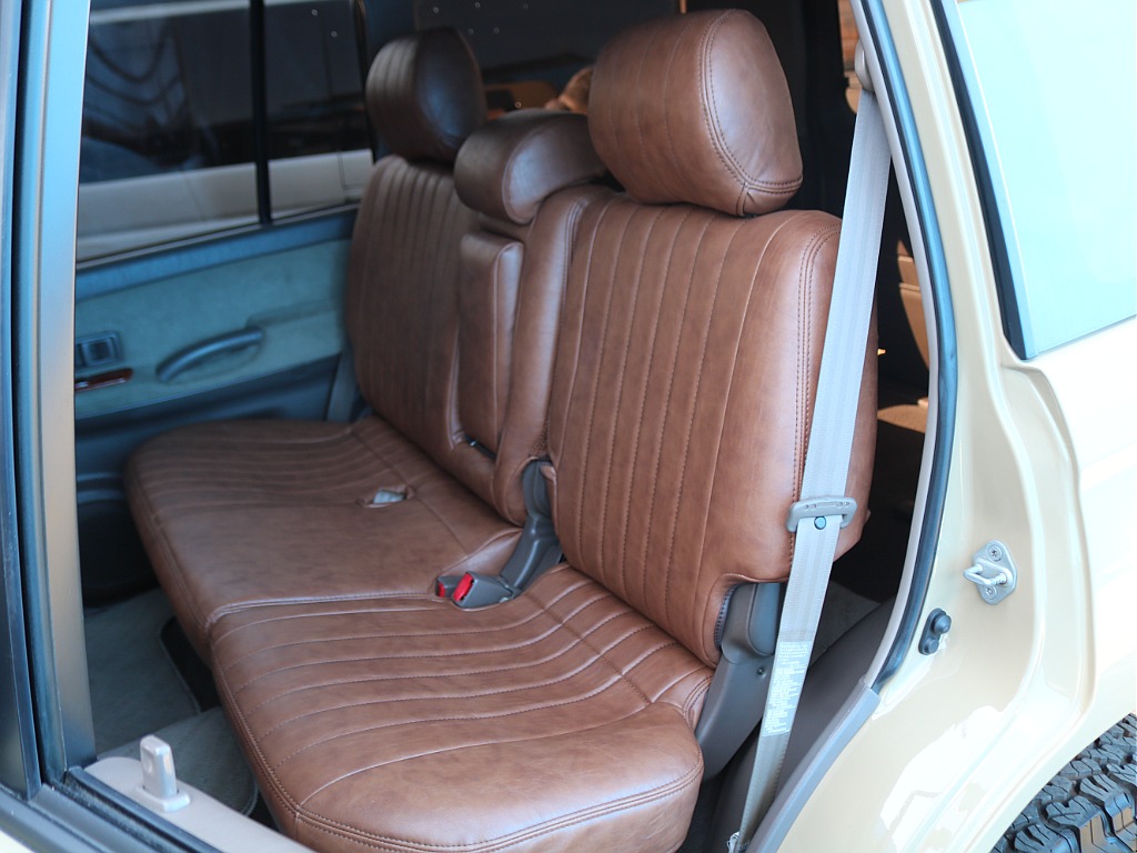 リヤシートも大人3名がゆったりとお乗りいただける広さとなっております♪