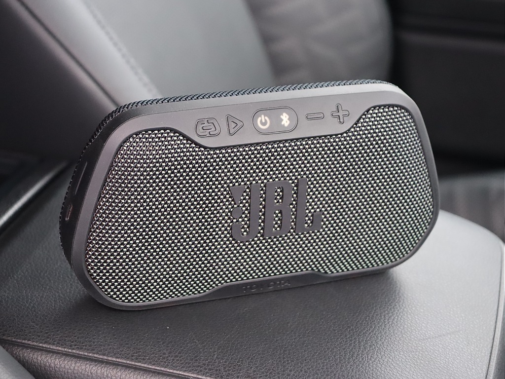 オプションのJBLフレックスポータブルスピーカー装備！持ち運びできるのは便利ですね♪
